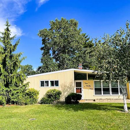 New! Mid-Century Modern Themed Family Home! Vermilion Exterior foto