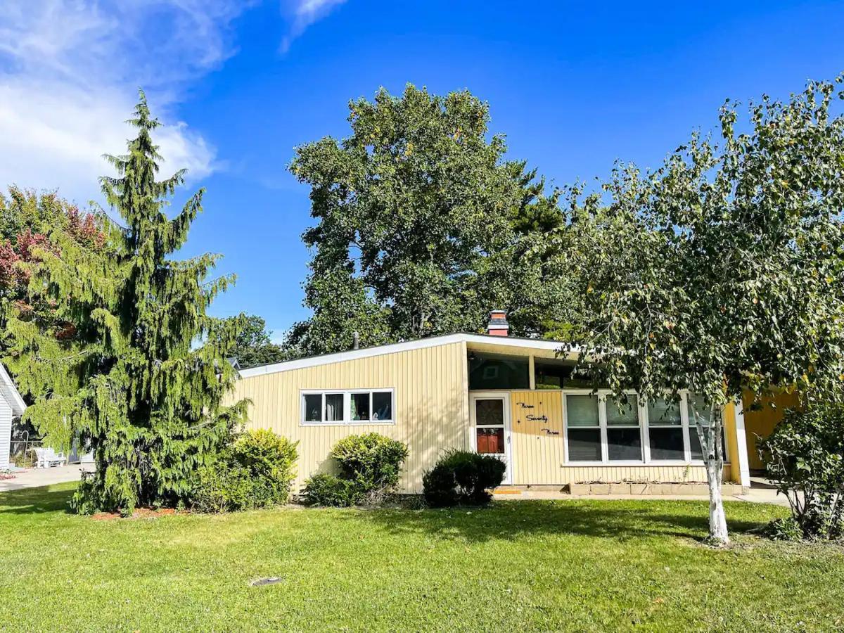 New! Mid-Century Modern Themed Family Home! Vermilion Exterior foto